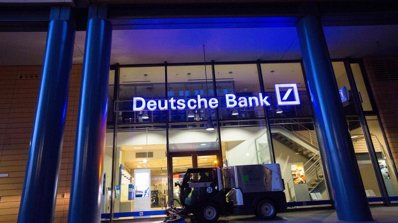 Акції Deutsche Bank впали в п'ятницю після того, як вартість страхування боргу банку від ризику дефолту підскочила до максимумів за понад чотири роки, що підкреслило занепокоєння інвесторів щодо стабільності європейських банків.