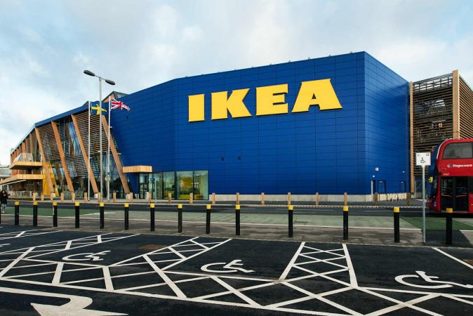 Шведська компанія IKEA завершила продаж останнього свого виробничого майданчика в Росії - меблевої фабрики в Новгородській області, її покупцем став співвласник російської компанії Slotex Вадим Осипов.