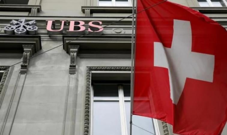 Угода UBS Group із поглинання швейцарського банку Credit Suisse, що знаходиться на межі банкрутства, опинилася під загрозою через новий скандал.