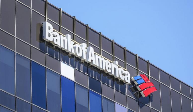 Стратеги Bank of America отметили самый большой с начала пандемии ажиотаж среди инвесторов, которые забирают наличные из банков на фоне роста опасений по поводу замедления экономического роста и даже возможного падения фондовых и кредитных рынков в ближайшие месяцы, пишет Bloomberg.► Читайте телеграм-канал «Минфина»: главные финансовые новостиЧто говорят стратегиГруппа стратегов банка под руководством Майкла Хартнетта отмечает «жадность кредитного и фондового рынка до снижения ставки» без опасений перед рецессией.