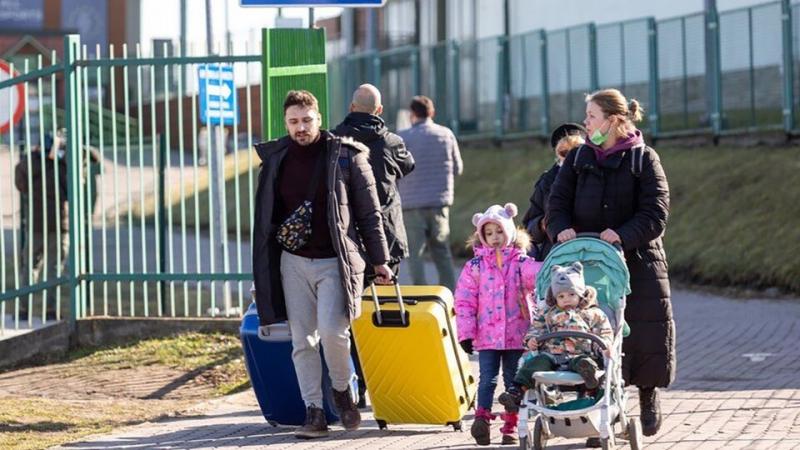 У румунську схему підтримки біженців з України будуть внесені зміни, згідно з якими українці, які знайдуть роботу та запишуть своїх дітей до шкіл у Румунії, отримуватимуть до кінця року щомісяця 2000 леїв (400 євро) на сім'ю.