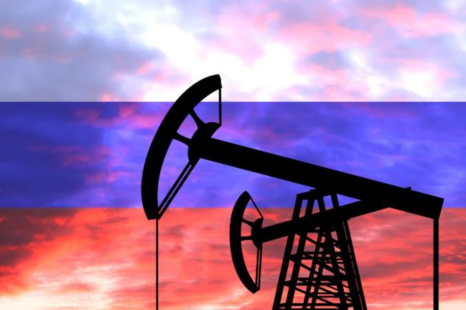 Єврокомісія повідомила державам-членам, що обмеження ціни на російську нафту на рівні $60 за барель доводить свою ефективність в обмеженні доступу Кремля до нафтодоларів, не порушуючи при цьому ринок, і поки що залишиться незмінним.