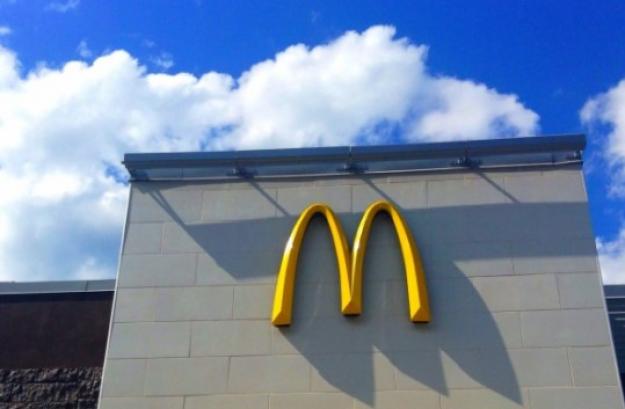 Сеть ресторанов быстрого питания McDonald's на этой неделе временно закрывает свои офисы в США, поскольку она готовится сообщить сотрудникам об увольнении в рамках более широкой реструктуризации компании.