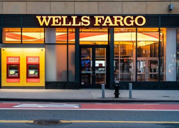 Wells Fargo & Co сплатить штрафи в розмірі близько $97,8 мільйонів за неналежний нагляд за ризиками відповідності, що спричинило очевидне порушення санкцій США проти Ірану, Сирії та Судану, повідомила федеральна влада.►Читайте «Мінфін» у Instagram: головні новини про інвестиції та фінансиЩо відомоФедеральна резервна система та Управління з контролю за іноземними активами (OFAC) Міністерства фінансів США заявили, що недостатній нагляд банку дозволив йому порушити санкції США, надавши платформу для фінансування торгівлі іноземному банку, який використовував її для обробки заборонених трансакцій на суму $532 мільйони.