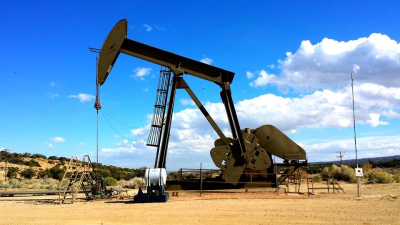 Решение ОПЕК+ о резком сокращении добычи нефти удивило многих обозревателей.