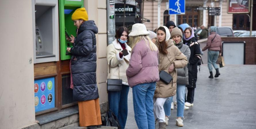 Украинцы стали активнее пользоваться услугами разных банков.