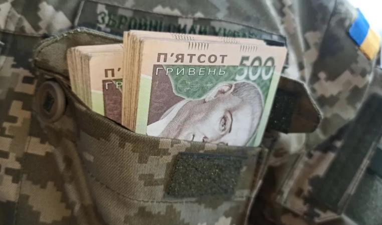У Верховну Раду внесли проект постанови, який тимчасово блокує повернення виплат військовим у тилу в розмірі 30 000 грн.
