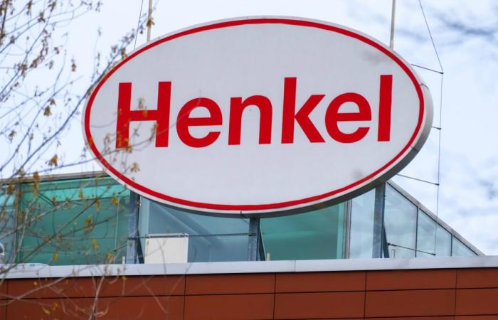 Немецкий производитель косметики и бытовой химии Henkel подписал соглашение о продаже своего бизнеса в России консорциуму местных инвесторов за 54 млрд рублей (приблизительно 600 млн евро).