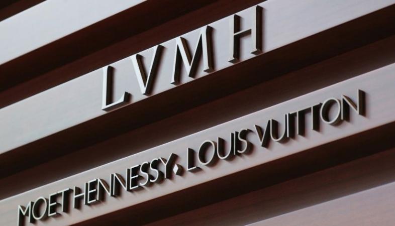 Ринкова вартість LVMH перевищила $500 млрд, що зробило холдинг Louis Vuitton Moët Hennessy першою європейською компанією, яка перетнула цей рубіж.