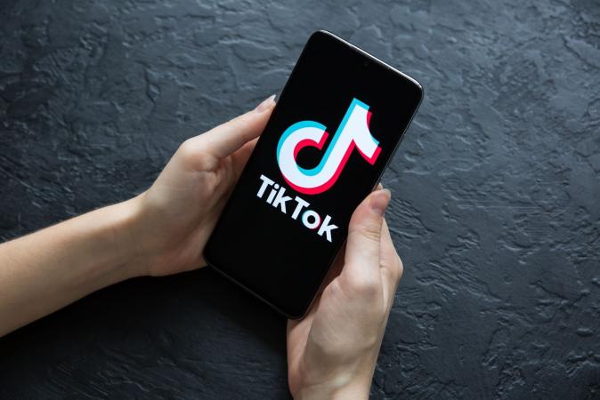 Согласно недавнему исследованию DaapGamble, более трети крипто-инфлюенсеров в TikTok разместили вводящие в заблуждение видеоролики о биткоинах, других криптовалютах и инвестициях в них, пишет CoinTelegraph.►Читайте «Мінфін» в Instagram: головні новини про інвестиції та фінансиМногие черпают информацию из TikTok в качестве первоисточника вместо поиска в Google, и влиятельные лица подчас делятся непроверенной дезинформацией об инвестициях в криптовалюты, пытаясь убедить неопытных зрителей вкладывать свои деньги или деньги своих родителей (поскольку многие пользователи TikTok это молодежь) в криптовалюты, что ведет к потере денег.