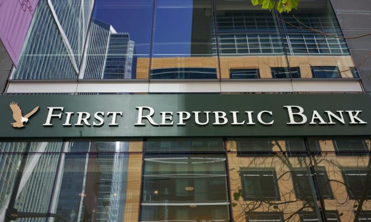 Федеральна корпорація страхування депозитів США (FDIC) готується найближчим часом ввести тимчасову адміністрацію в First Republic Bank.