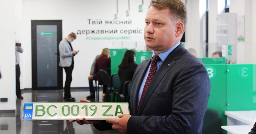 Власникам автомобілів в Україні офіційно заборонили використовувати літери Z та V із натяком на символіку російського вторгнення в індивідуальних номерних знаках.