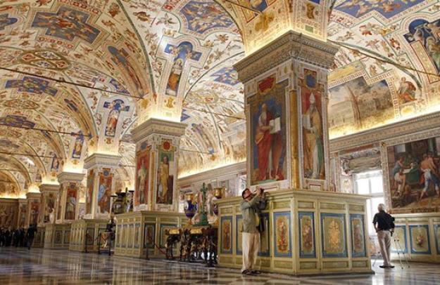 Ватиканська апостольська бібліотека оголосила, що впровадить технологію блокчейна і NFT для оцифрування і збереження своєї колекції рукописів, книг та історичних документів.