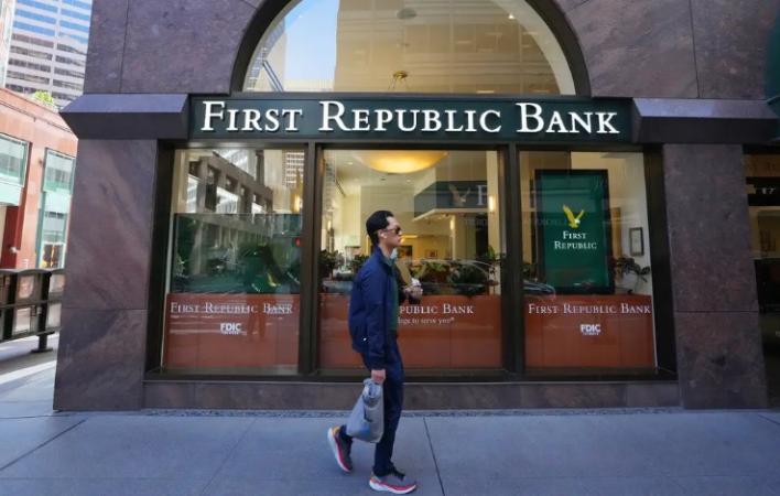 Регуляторы США вводят временную администрацию в First Republic Bank — его выкупит крупнейший банк страны JPMorgan.