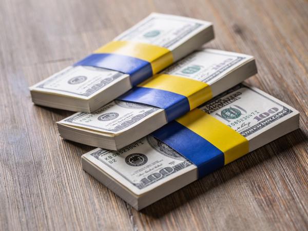 По итогам марта 2023 года сумма государственного и гарантированного государством долга Украины в гривневом эквиваленте стала больше на 143,23 млрд грн, а в долларовом — на $3,92 млрд.