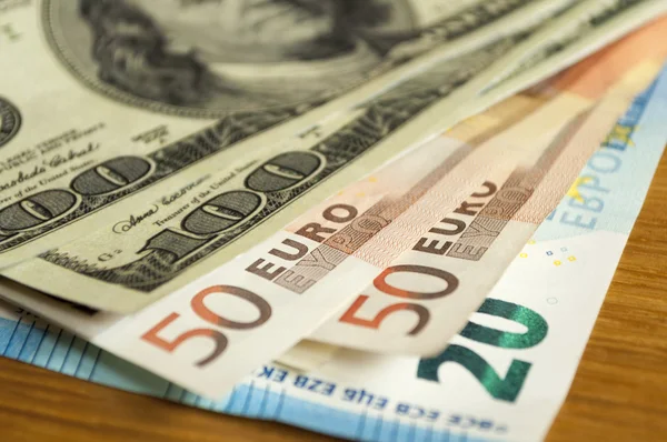 4 травня європейська валюта подорожчала на 26 копійок.