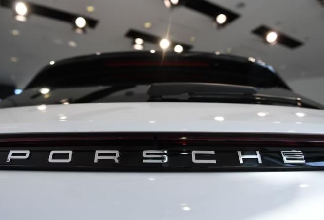 Виробник автомобілів класу люкс Porsche у першому кварталі зміг наростити прибуток на 18,2% порівняно з минулим роком, а його виручка та операційний прибуток підскочили на чверть після збільшення до рекордного рівня обсягу постачання, пише Reuters.► Читайте сторінку «Мінфіну» у фейсбуці: головні фінансові новиниПричина збільшення прибуткуЗростанню поставок на 18% у першому кварталі сприяв сильний попит у Китаї, і тому компанія змогла підтвердити свій прогноз 2023 по досягненню рентабельності продажів від 17% до 19% при виручці від 40 до 42 млрд євро.