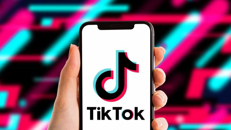 TikTok заявив, що запускає новий продукт, який дозволить авторам контенту продавати рекламу разом зі своїми публікаціями та отримувати половину доходу, що є зміною для додатку для обміну відео, який історично був орієнтований на незалежних авторів.
