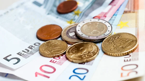 8 травня європейська валюта подешевшала на 26 копійок.