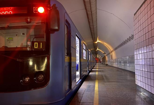 З понеділка, 15 травня, між поїздами Київському метрополітену скоротять інтервали, а на деяких станціях відкриють другі вестибюлі.
