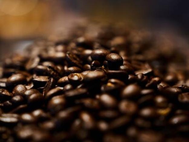 Оптові ціни на зерна кави робуста, які часто використовується в розчинній каві та в меленій каві, що продається в супермаркетах, піднялися до максимуму майже за 12 років.