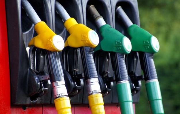 Крупнейшие сети автозаправочных станций предупредили, что с 1 июля из-за восстановления 20% НДС на топливо гарантированно подскочат цены на бензин и дизтопливо.