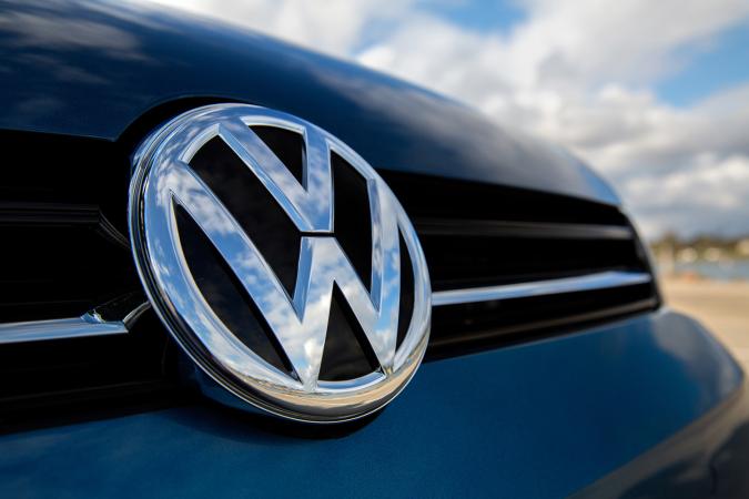 Німецький автомобільний концерн Volkswagen отримав дозвіл уряду РФ на продаж своїх російських активів структурі місцевого автодилера «Авілон» за 125 млн євро.