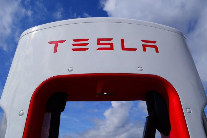 Генеральний директор Tesla Ілон Маск продемонстрував зображення силуету одного з двох нових авто компанії на щорічних зборах акціонерів компанії.