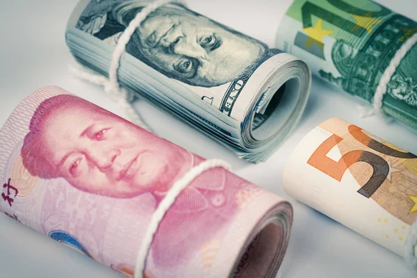 Частка євро в міжнародних платіжних операціях у квітні досягла мінімального рівня за 3 роки, оскільки частка долара США навпаки зросла, а частка китайського юаня піднялася до рекордного піку за 5 місяців.