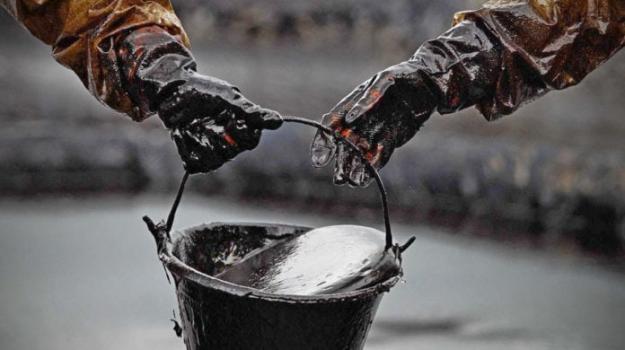 Котирування нафти знижуються у понеділок, трейдери стежать за переговорами щодо підвищення ліміту держборгу США.