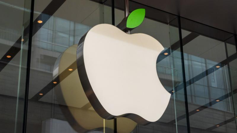Американская Apple движется к тому, чтобы преодолеть отметку $3 трлн по капитализации, написал Bloomberg.