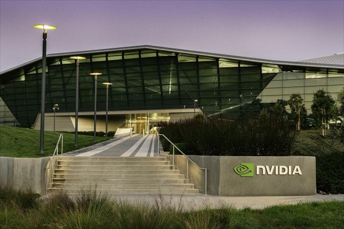 Американська компанія Nvidia у вівторок, 30 травня, була на шляху до того, щоб уперше перевищити ринкову капіталізацію $1 трлн, що зробило б її першим виробником чіпів у США, який приєднався до клубу компаній з капіталізацією в трильйон доларів.