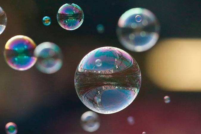Інвестори в травні вклали рекордні суми в акції технологічних компаній, що призвело до появи «бульбашки» (baby bubble) у цьому секторі, написав стратег Bank of America Майкл Хартнетт в аналітичній записці.
