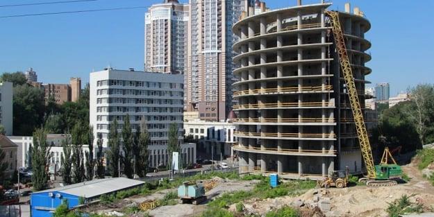 Наразі середня затримка термінів здачі в експлуатацію будинків, що зводяться «Київміськбудом», становить 17 місяців.