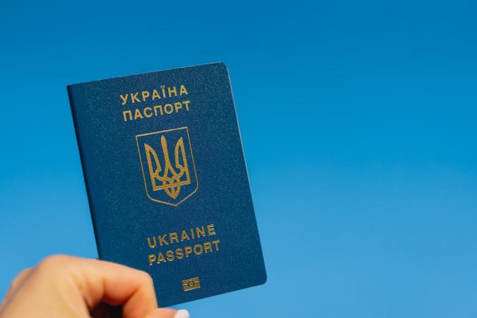 Кабінет міністрів спростив процедуру оформлення паспортних документів для українців, в тому числі тих, які тимчасово перебувають за кордоном.