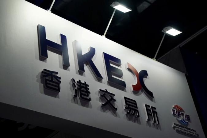 Гонконзька фондова біржа (HKEX) у понеділок, 19 червня, запустила нову модель торгів цінними паперами з оплатою в будь-якій із двох валют — у гонконгських доларах (HKD) та в юанях (RMB).
