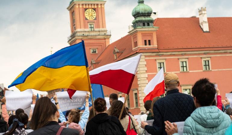 Среди факторов, наиболее мотивирующих возвращаться в Украину после окончания войны, украинцы в Польше указывают на цивилизационный и безопасность выбор государства — ожидаемое членство Украины в ЕС (57%) и НАТО (47%).