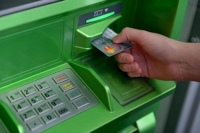 В банкоматах Приватбанка люди забывают в среднем около 2 тыс.