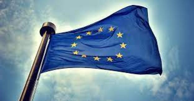 ЕС рассматривает предложение разрешить находящемуся под санкциями Россельхозбанку создать дочернюю компанию, которая бы объединилась с глобальной финансовой сетью.
