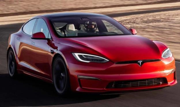 Во втором квартале 2023 года мировые поставки Tesla выросли на 83%, чему способствовали резкое снижение цен на электромобили и значительные скидки при их продаже.