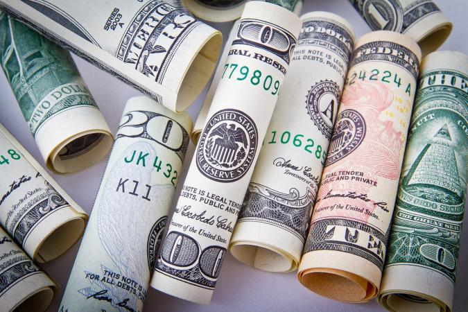 Українці в червні 2023 року продали комерційним банкам готівкової та безготівкової валюти на $1,675 млрд в еквіваленті і купили на $1,657 млрд.