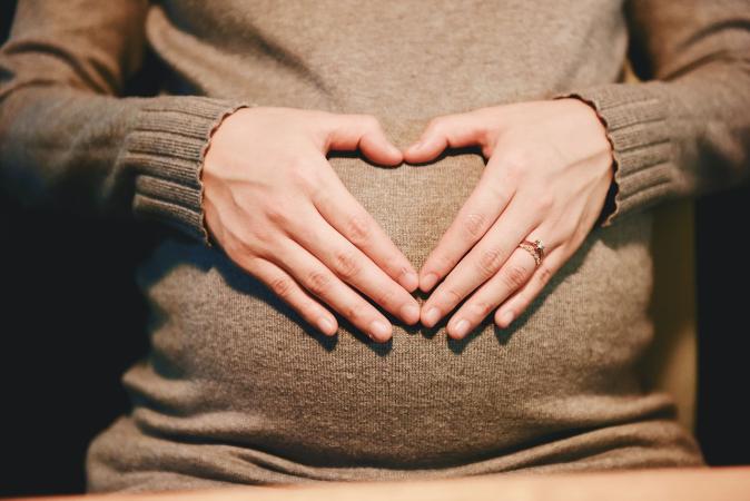 Верховна Рада ухвалила законопроєкт № 9271, який дозволяє жінкам йти у відпустку у зв'язку з вагітністю пізніше, ніж за 70 днів до прогнозованої дати пологів.