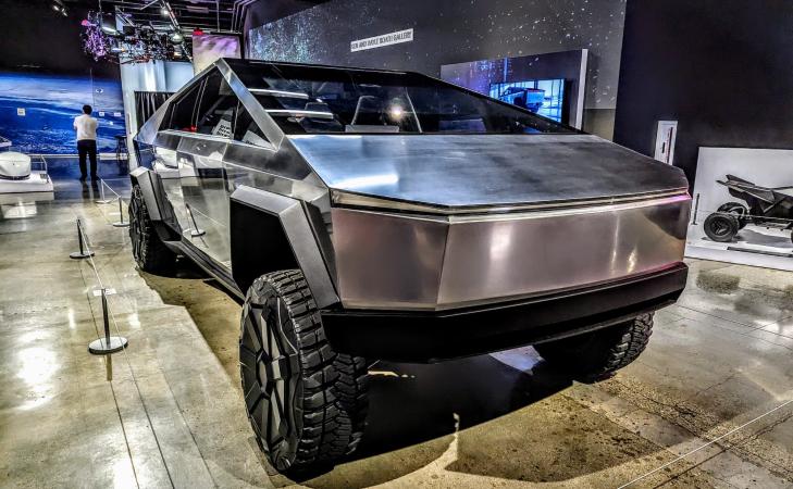 Компанія Tesla після двох років затримки побудувала свій перший пікап Cybertruck на заводі з виробництва електромобілів в Остіні, штат Техас.