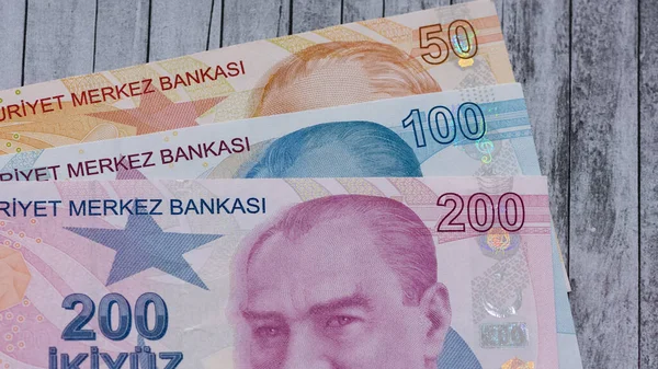17 липня турецька ліра оновила свій історичний мінімум, впавши відносно долара до 26,3 ліри — це сталося після того, як турецька влада підвищила податок на пальне, а також після того, як дефіцит бюджету Туреччини збільшився в сім разів порівняно з минулим роком.