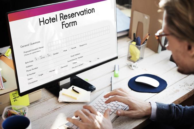 Сервис бронирования гостиниц и жилья Booking.com приостановил предоставление услуг в Херсонской и Запорожской областях.