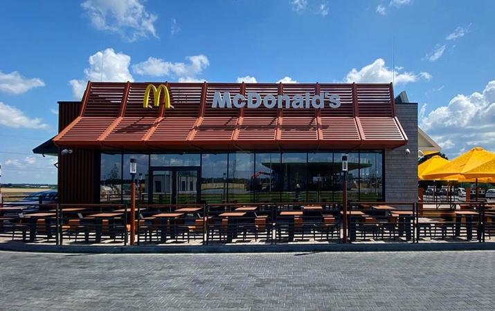 Сеть McDonald's 21 июля открыла первое заведение возле автотрассы М-06 «Киев-Чоп» в Житомирской области в 127 км от Киева.