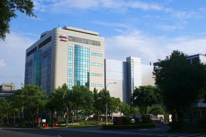 Тайваньський виробник мікросхем TSMC планує інвестувати майже 90 мільярдів тайванських доларів ($2,87 млрд) в сучасне пакувальне підприємство на півночі Тайваню.