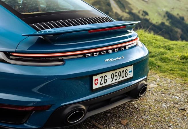 Немецкий автопроизводитель Porsche планирует постепенно электрифицировать линейку автомобилей, чтобы электромобили составляли 80% продаж к 2030 году.