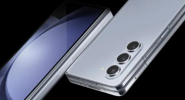 Samsung в среду представил пятое поколение складных смартфонов, в том числе флагманский Galaxy Z Fold 5 с диагональю 7,6 дюйма.