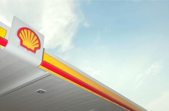 Нафтогазова корпорація Shell в четвер повідомила про падіння прибутку в другому кварталі на 56% до $5 млрд на тлі падіння цін на нафту і газ і зниження рентабельності нафтопереробки, що змусило компанію уповільнити свою програму викупу акцій.